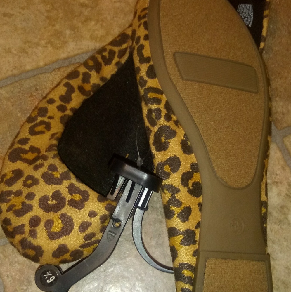 🌟Women's Cheetah Print Flat Slip On Shoes * NEW* - Picture 2 of 3